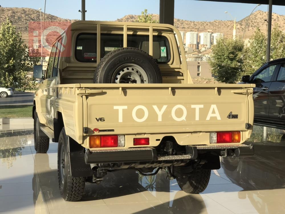 تويوتا لاند كروزر 70 بيك اب